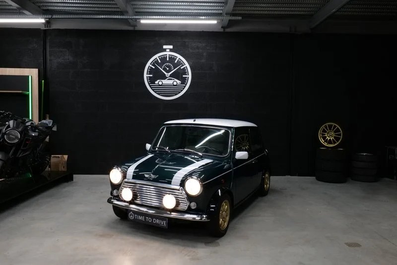 Mini classique présentée dans le showroom Time To Drive